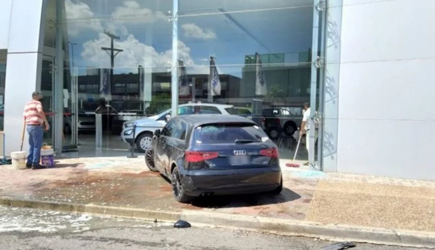 El arquero de Lanús Lucas Acosta chocó con su Audi y se metió en una concesionaria de autos | Actualidad