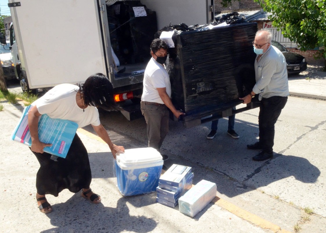 Comenzaron a equipar las escuelas bonaerenses para la vacunación masiva | Actualidad