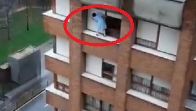 Video impactante: la mujer que se balancea en la cornisa de un séptimo piso para limpiar las ventanas | Curiosidades