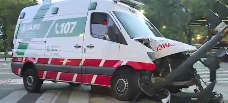 Lo mordió un pitbull y se lo llevaron al hospital: en el camino chocó la ambulancia | Actualidad