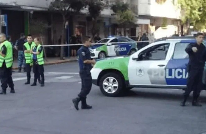 Una policía mató a un adolescente al defender a una víctima que era asaltada | Actualidad