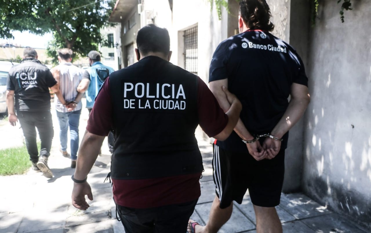Lo fueron a buscar por pisar a un hombre con su camioneta y encontraron un arsenal de armas y drogas | Actualidad