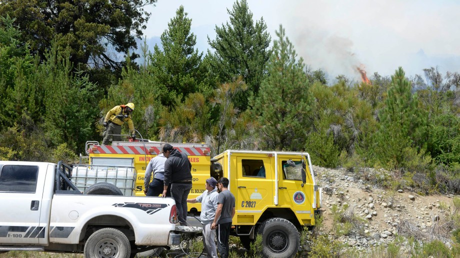 Unos 140 brigadistas combaten el fuego a una semana del incendio en El Bolsón | Clima, naturaleza y medio ambiente