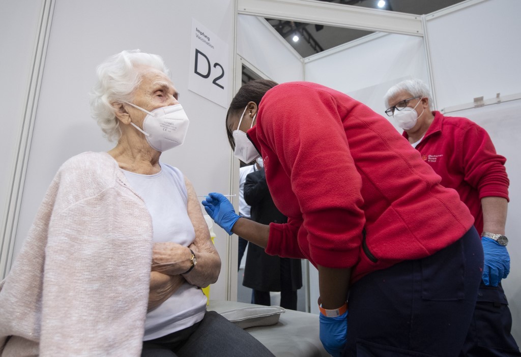 Controversia en Europa por la edad para aplicar las vacunas contra el coronavirus | Internacionales