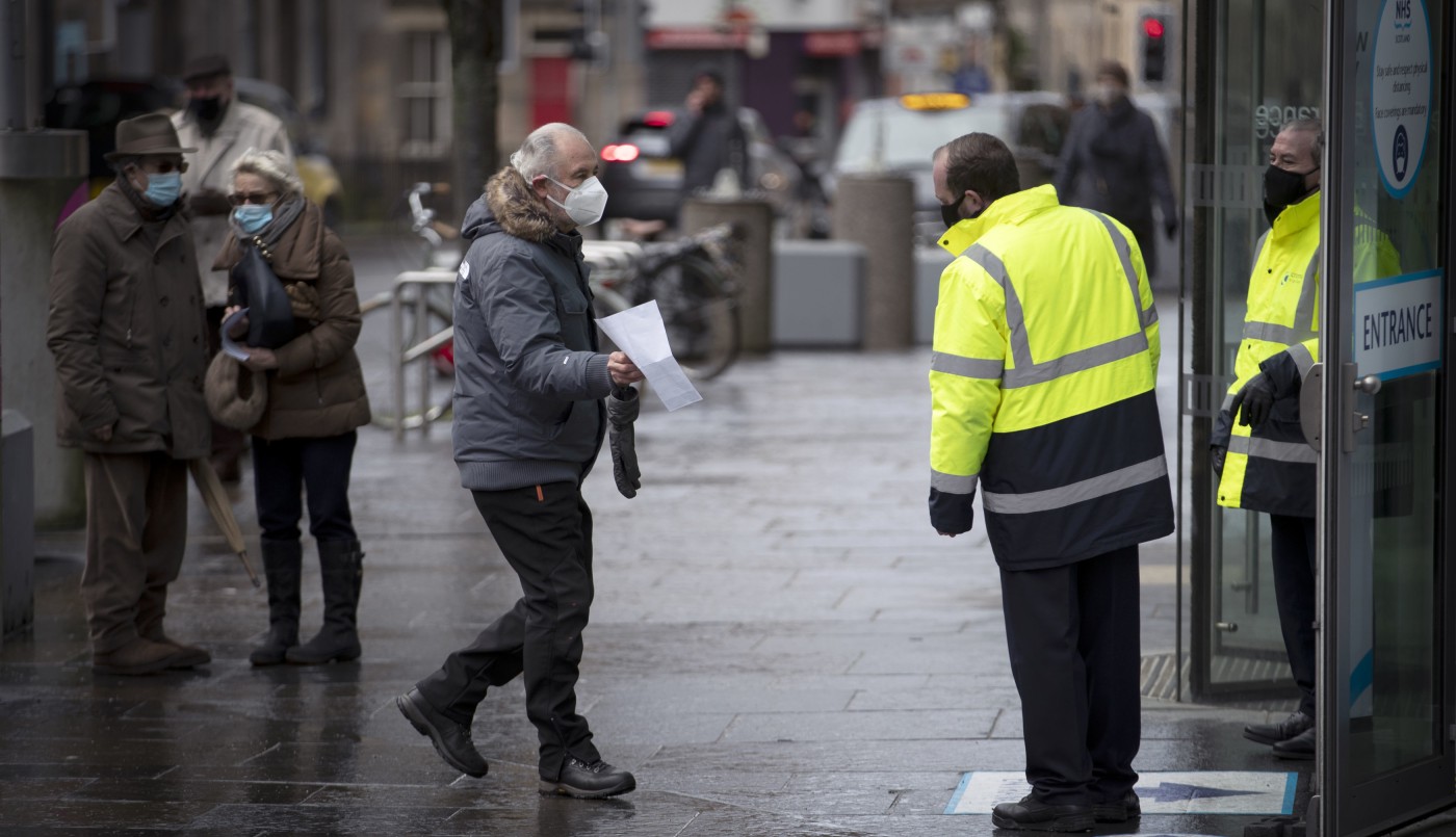 Inglaterra incrementa los testeos de coronavirus tras detectar la cepa sudafricana | Internacionales