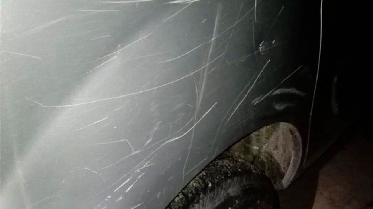 Tiene 28 años y le rayó todo el auto a su papá porque no le quiso dar plata | Actualidad