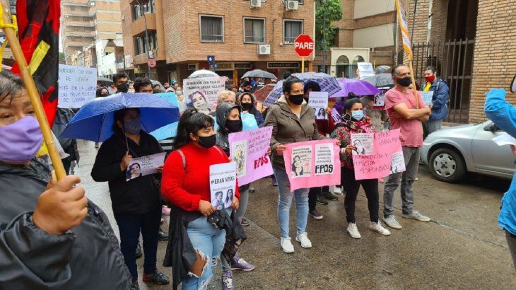 Reclaman justicia frente a consulados paraguayos por la muerte de dos nenas argentinas de 11 años | Actualidad