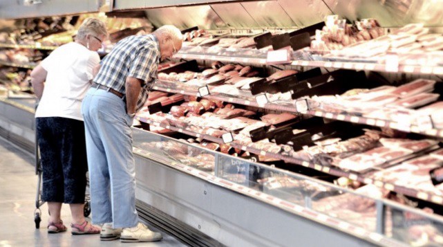Fuertes promociones y descuentos para alentar el consumo y liquidar stocks en los hipermercados | Actualidad