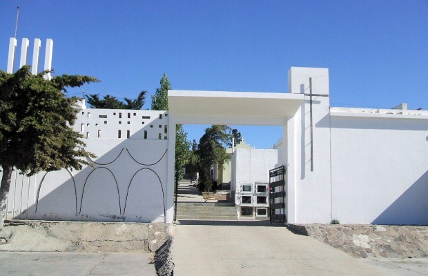 Dos jóvenes borrachos abrieron un ataúd para despedirse de un familiar que había muerto de coronavirus | Actualidad