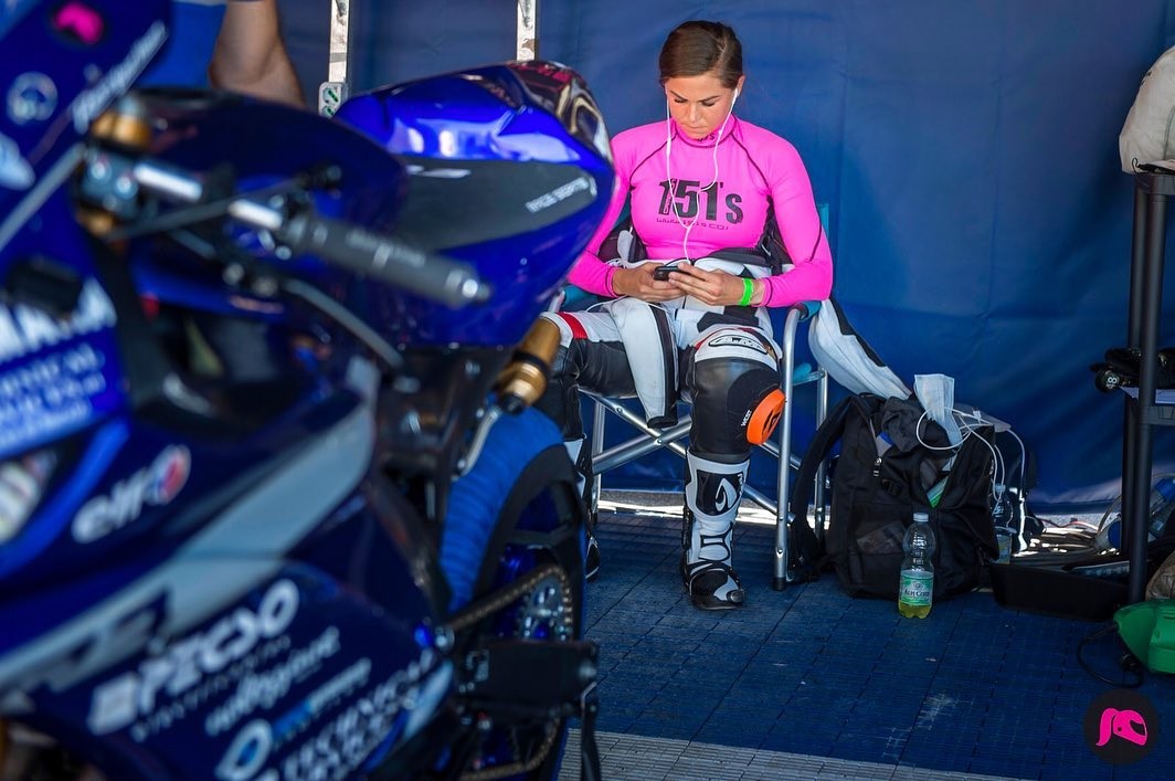 "Basta": una piloto de motociclismo se retiró a los 25 años por el machismo | Internacionales