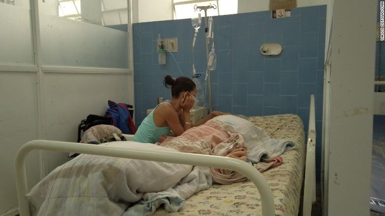 Por hospitales colapsados, muchos venezolanos deciden enfrentar al Covid-19 en su casa | Internacionales