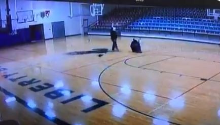 El gol del ordenanza: limpiaba una cancha, embocó la pelota y el video se hizo viral | Redes