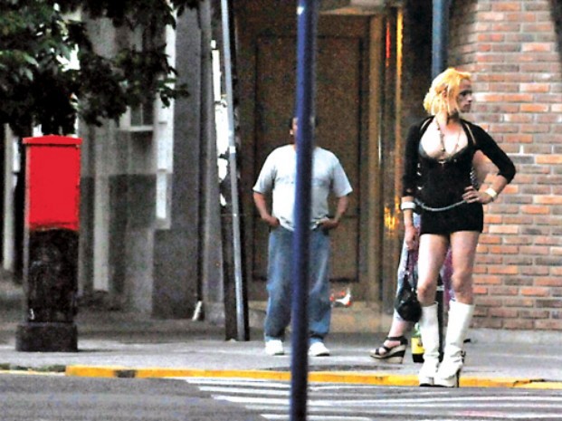 Rosario: Denuncian a un policía travestido que mandó a su vecina a comprar droga | Actualidad