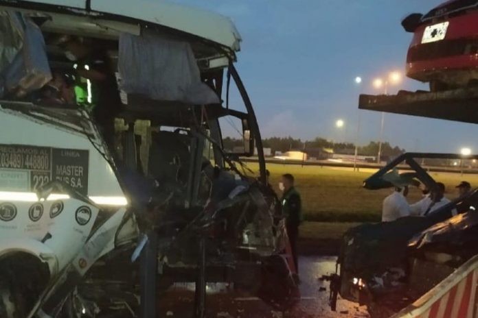 Un hombre murió tras el choque de un micro y un camión en la colectora de Panamericana | Actualidad