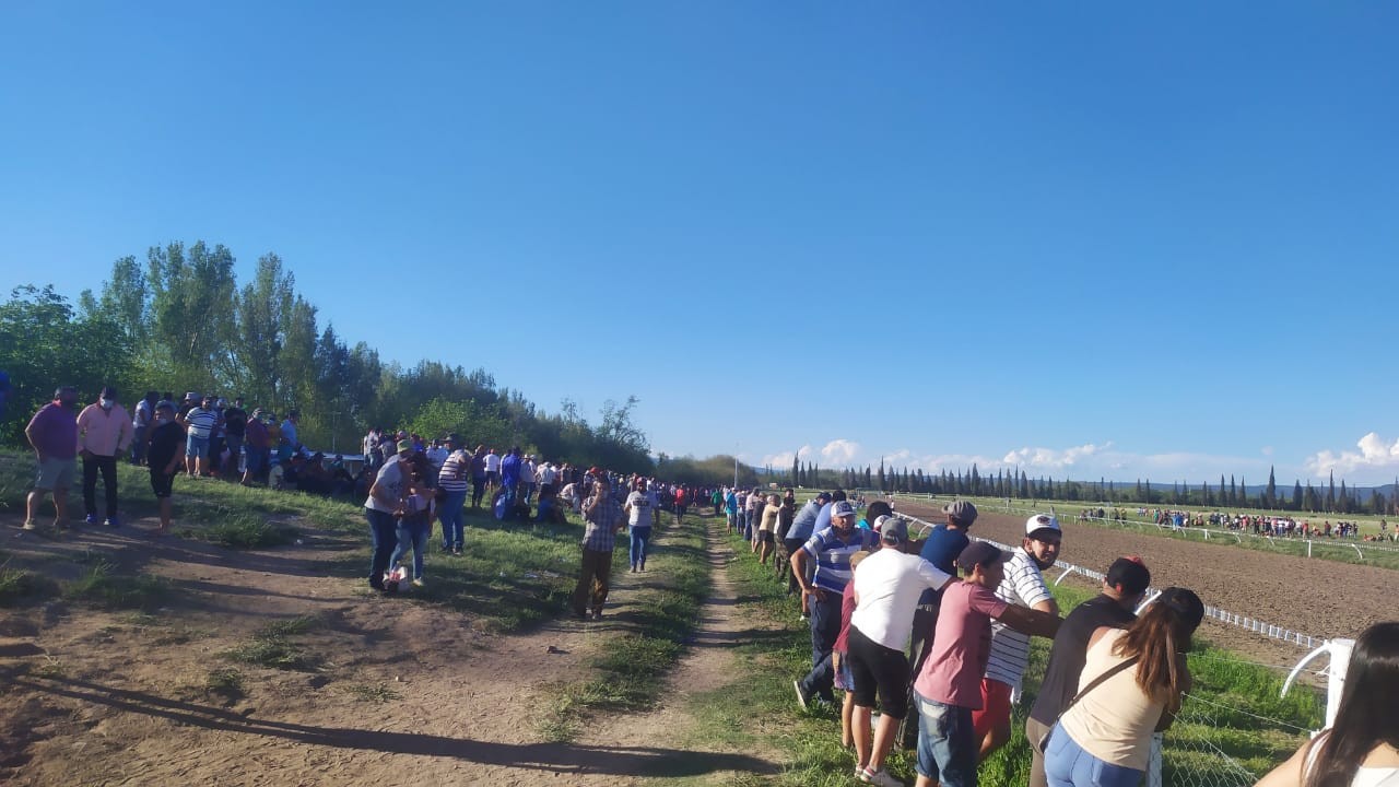 Suspendieron una carrera de caballos en Córdoba: había más de 3 mil espectadores | Actualidad