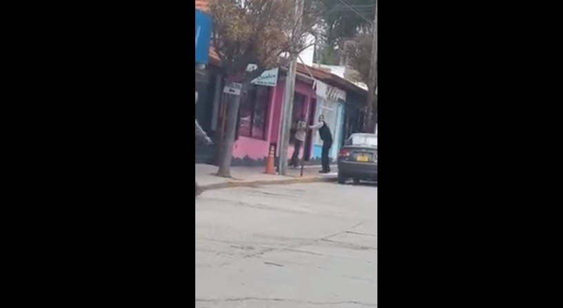 Video: Chofer de colectivo detiene a un hombre acusado de manosear a una adolescente | Actualidad