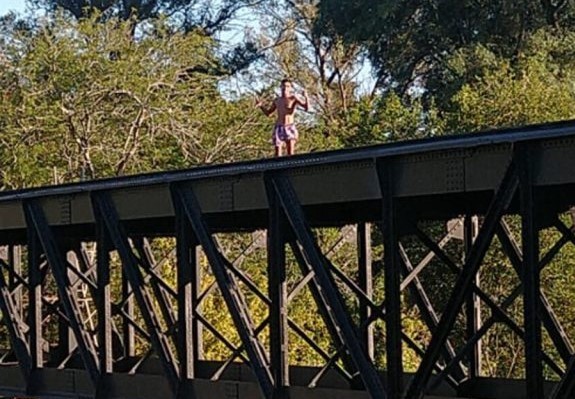 Transmitió en vivo por redes sociales mientras amagaba a tirarse desde un puente | Actualidad