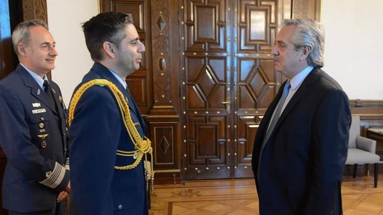 Detuvieron al edecán presidencial luego de que intentara viajar con un arma oculta | Política