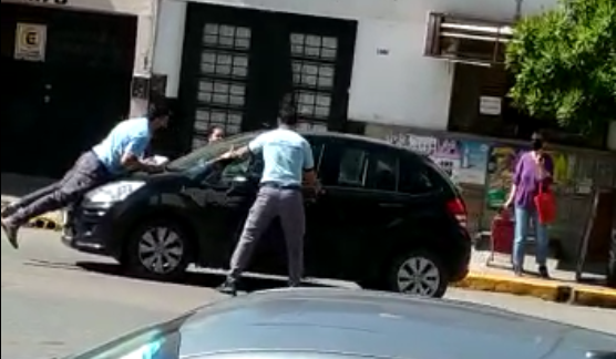 Videos: atropelló y arrastró 300 metros a un agente de tránsito | Actualidad