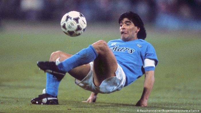 ¿Es Diego?: el joven que ve la imagen de Maradona en la pierna de su novia | Actualidad