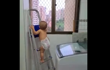 Video viral: el increíble bebé que sube a una escalera para mirar por una ventana | Curiosidades