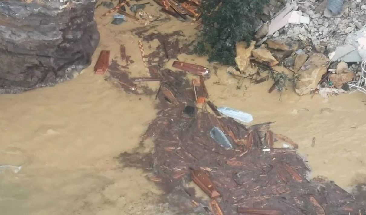 Decenas de ataúdes flotando en el mar por derrumbe de un cementerio en Italia | Internacionales