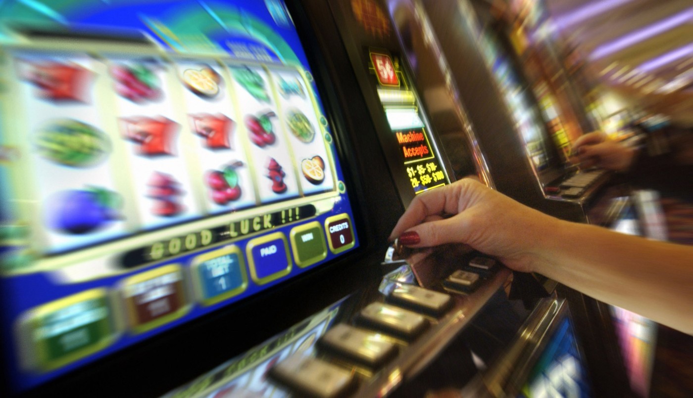 Se la llevaron presa porque estaba fumando en el bingo y le apagó el cigarrillo en la cara a un policía | Actualidad