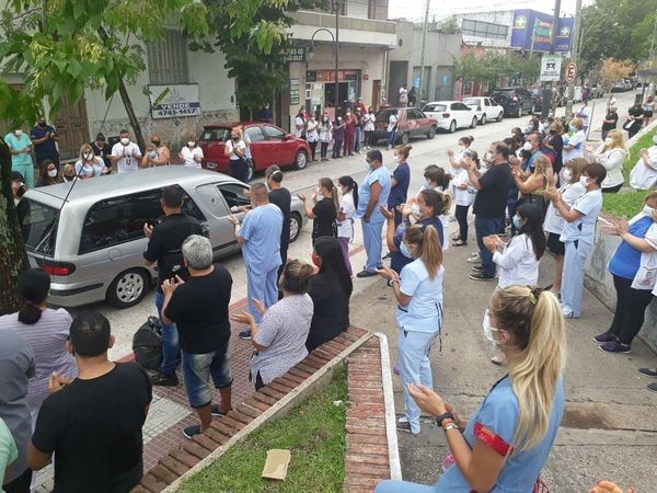 Video conmovedor: todos los médicos y enfermeros de un hospital despidieron a "un ser de luz" | Actualidad
