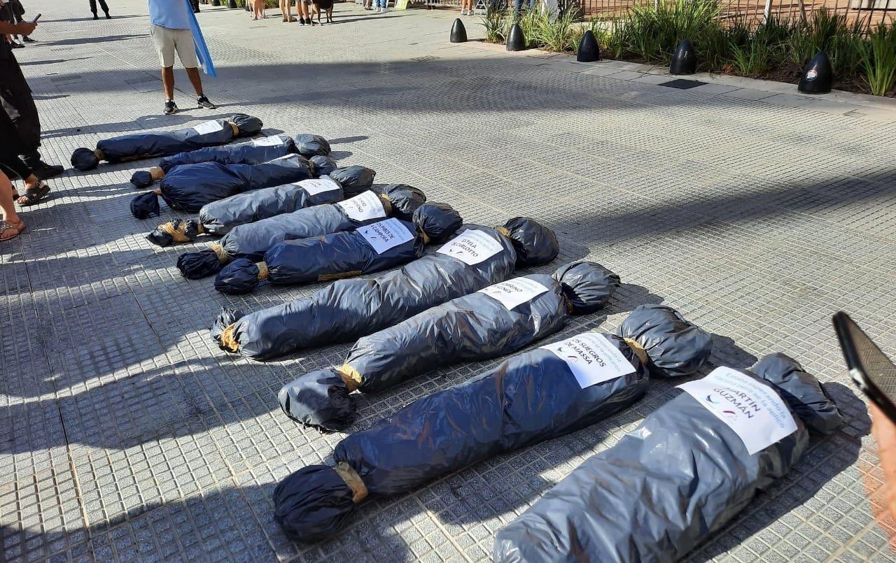 Alberto Fernández repudió las bolsas con cadáveres en Plaza de Mayo | Política