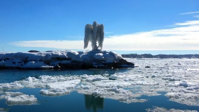 Video: el misterioso ángel de hielo que apareció a orillas de un río de Estados Unidos | Internacionales
