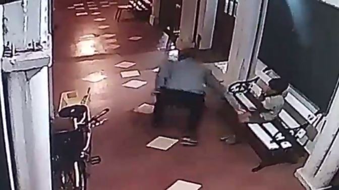 VIDEO: Le robó el celular a un nene de 5 años en una iglesia | Actualidad