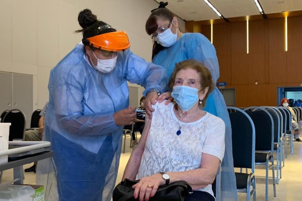 Una mujer de 91 años fue la vacunada número 100 mil en Córdoba | Actualidad