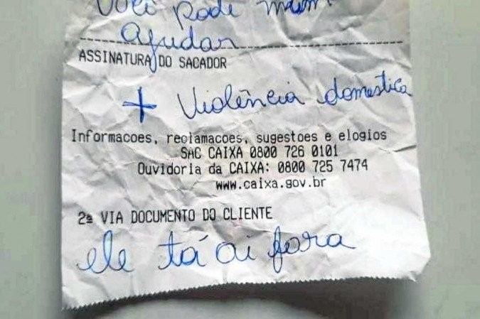 El dramático mensaje de una mujer víctima de violencia de género en un ticket bancario: "Él está ahí afuera" | Internacionales