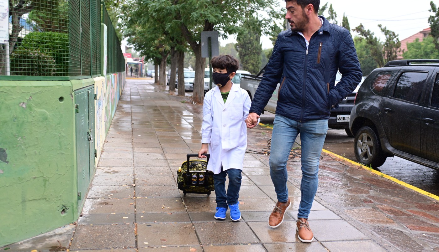 El tetris familiar de los padres para llevar a los chicos a las clases presenciales | Actualidad