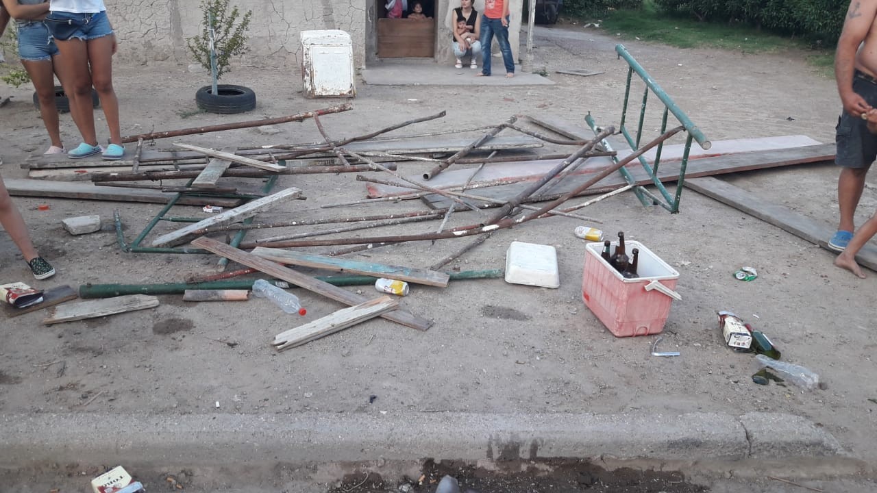 Cayeron de un andamio al gritar un gol que se jugaba sin público | Actualidad