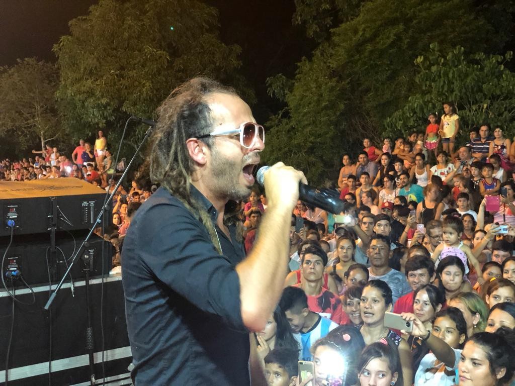 Otra polémica: El cantante "El Tiburón Valdez" fue vacunado en Capitán Bermúdez | Actualidad