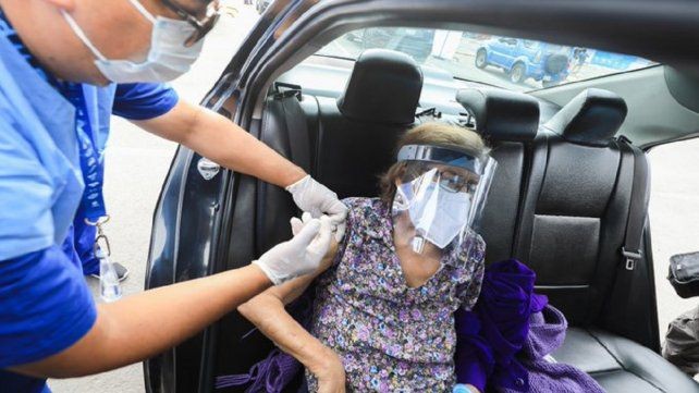 Rosario ya tiene "autovacunatorio" para mayores de 85 años | Actualidad