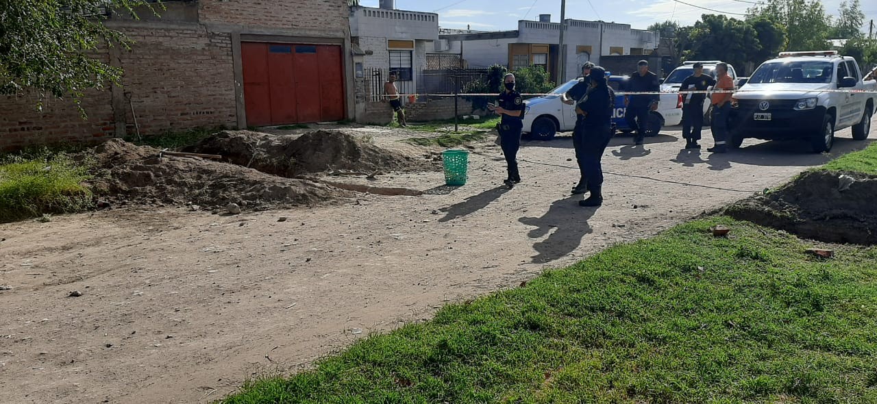 Hizo una zanja para unirse a la red de agua, cortó un cable y se quemó con la explosión | Actualidad