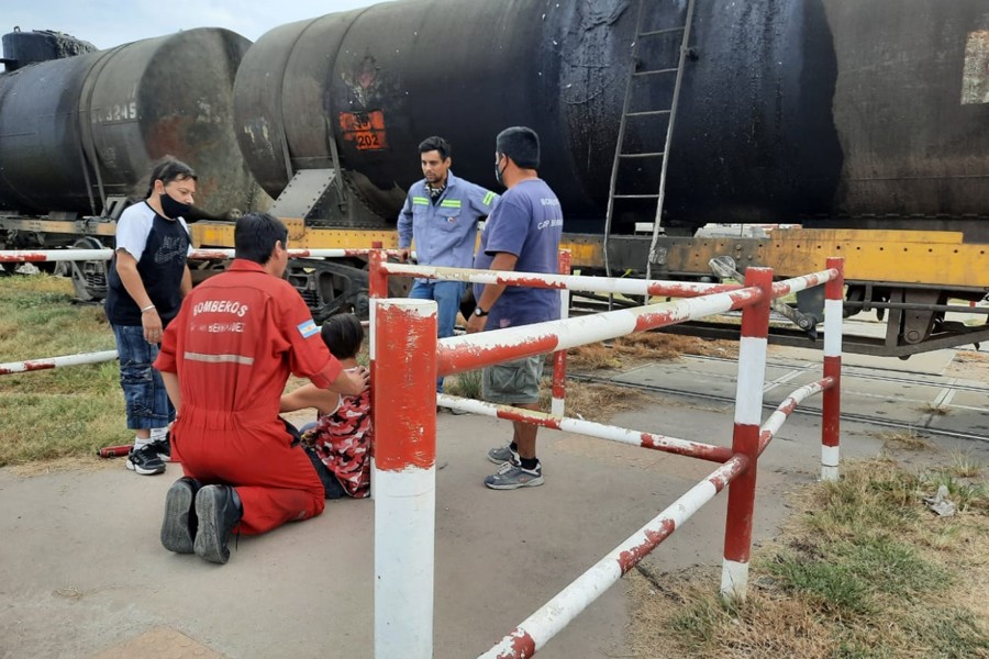 Iba escuchando música en su bicicleta y fue impactado por el tren | Actualidad