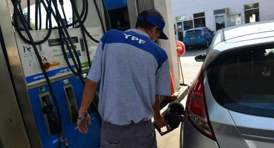 Este martes YPF aumenta la nafta y el gasoil entre un 6 y 7% | Economía