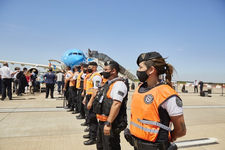 Uniformes renovados: la policía podrá maquillarse, pintarse las uñas, usar barba y tatuajes | Actualidad