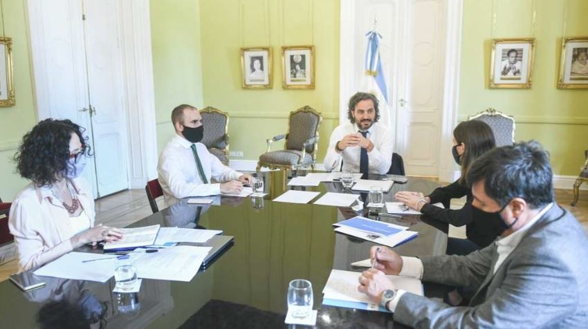 El Gobierno dio inicio a una licitación pública para contratar encuestas telefónicas, focus groups y grupos de WhatsApp | Política