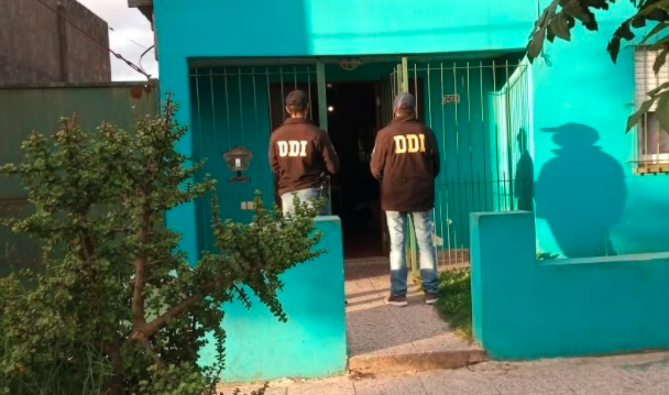 Video escándalo: le dio un cigarrillo a su hija de dos años y la filmó mientras fumaba | Actualidad