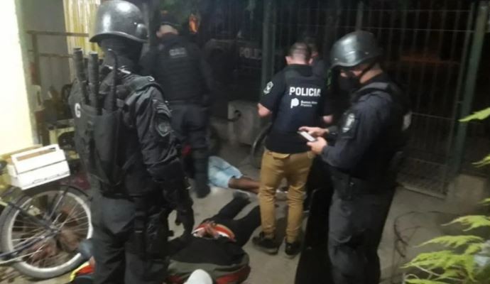 Usó a un bebé de escudo para tratar de evitar ser detenido por venta de drogas en Merlo | Actualidad