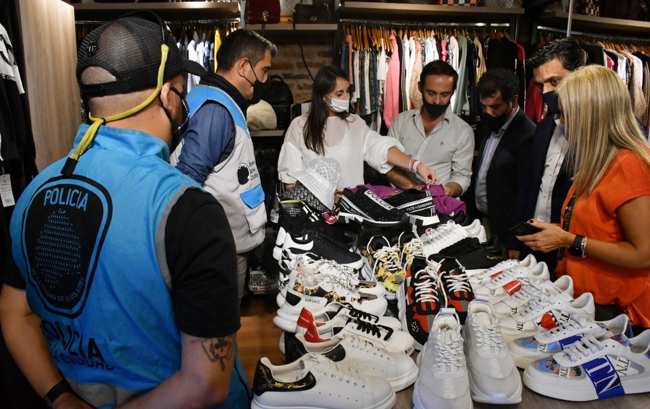 Allanan showroom en Puerto Madero y secuestran más de 2.200 prendas por falsificación de marcas | Actualidad