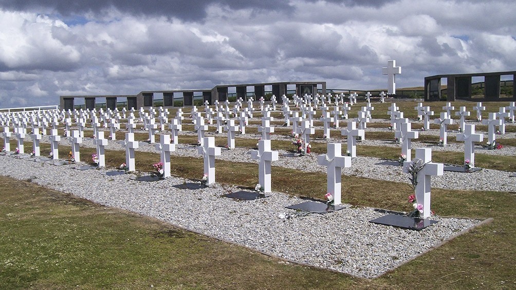 Nuevo plan para identificar tumbas argentinas por la Guerra de Malvinas | Actualidad