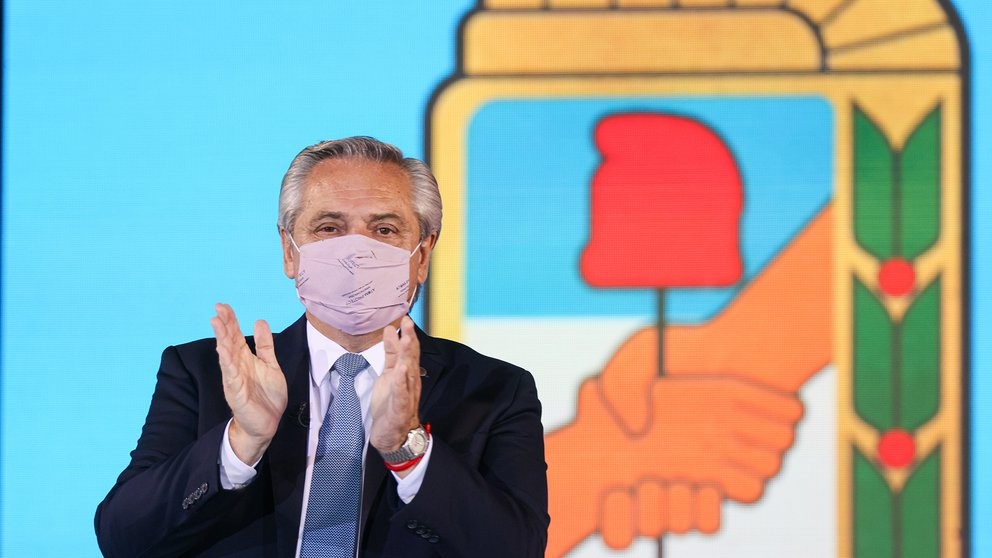 Alberto Fernández: "Estamos vacunando a los argentinos, mientras otros se levantan de cama y hacen Zoom" | Política