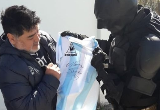 El "Batman Solidario" subasta una camiseta firmada por Diego para ayudar al hospital de Niños | Actualidad