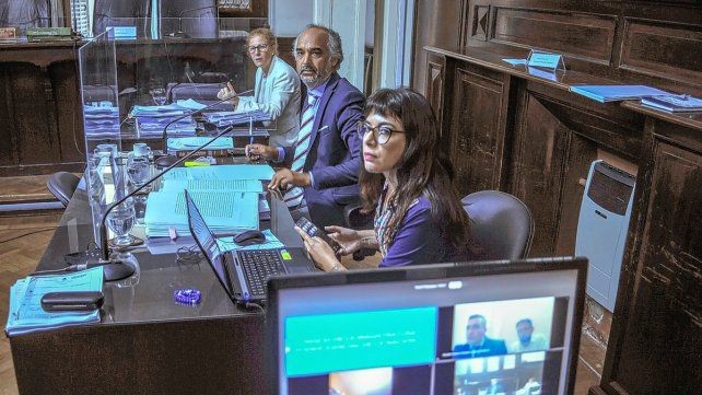 Piden 11 años de prisión para un policía por explotar sexualmente a su pareja durante 10 años | Actualidad