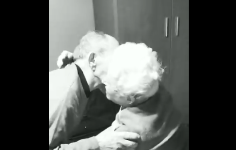Video conmovedor: el reencuentro sorpresa de una pareja de abuelos tras semanas sin verse | Internacionales